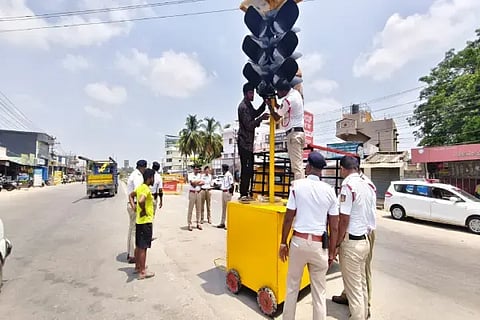 ಶಿವಮೊಗ್ಗ ಹೊರವಲಯದ ಗಾಡಿಕೊಪ್ಪ ಸರ್ಕಲ್‌ನಲ್ಲಿ ಮೂವಿಂಗ್ ಸಿಗ್ನಲ್ ಲೈಟ್ ಅಳವಡಿಸಿರುವುದು.