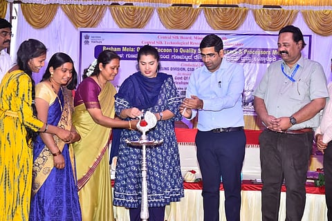 ಕಲಬುರಗಿ ಜಿಲ್ಲೆಯ ಕಾಳಗಿ ತಾಲೂಕಿನ ಚಿಂಚೋಳಿ-ಹೆಚ್ ಗ್ರಾಮದ ಲುಂಬಿನಿ ಸ್ವಯಂ ಚಾಲಿತ ರೇಷ್ಮೆ ನೂಲು ಬಿಚ್ಚಾಣಿಕೆ ಘಟಕದಲ್ಲಿ ಇತ್ತೀಚಿಗೆ ಆಯೋಜಿಸಿದ್ದ ರೇಷ್ಮೆ ಮೇಳಕ್ಕೆ ಕಲಬುರಗಿ ಜಿಲ್ಲಾಧಿಕಾರಿ ಬಿ.ಫೌಜಿಯಾ ತರನ್ನುಮ್ ಚಾಲನೆ ನೀಡಿದರು. ಜಿಪಂ ಸಿಇಒ ಭಂವರ್‌ಸಿAಗ್ ಮೀನಾ ಇತರರಿದ್ದರು.