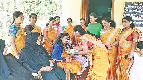 ಸೀಮಂತ ಕಾರ್ಯಕ್ರಮ ಉದ್ಘಾಟನೆ ಮಾಡುತ್ತಿರುವ ಬ್ಯಾಡಗೊಟ್ಟ ಗ್ರಾಮ ಪಂಚಾಯಿತಿ ಅಧ್ಯಕ್ಷೆ ಪಾವನ ಗಗನ್. ಬೆಂಬಳೂರು ಹಿರಿಯ ಅಂಗನವಾಡಿ ಕಾರ್ಯಕರ್ತೆ ವನಜಾಕ್ಷಿ, ದೊಡ್ಡಾಕುಂದ ಅಂಗನವಾಡಿ ಕಾರ್ಯಕರ್ತೆ ನಿರ್ಮಲ, ಊರುಗುತ್ತಿ ಅಂಗನವಾಡಿ ಕಾರ್ಯಕರ್ತೆ ಶೋಭಾ, ಶಿರಹ ಅಂಗನವಾಡಿ ಕಾರ್ಯಕರ್ತೆ ವನಿತಾ, ಕ್ಯಾತೆ ಅಂಗನವಾಡಿ ಕಾರ್ಯಕರ್ತೆ ವಿಮಲಾ, ಶಿವರಳ್ಳಿ ಅಂಗನವಾಡಿ ಕಾರ್ಯಕರ್ತೆರಾಣಿ, ಬ್ಯಾಡಗೊಟ್ಟ ಅಂಗನವಾಡಿ ಕಾರ್ಯಕರ್ತೆ ಪವಿತ್ರಾ ಇತರರು ಇದ್ದರು.