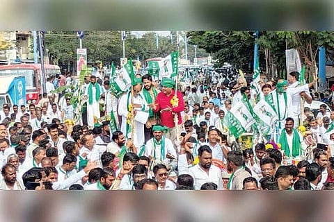 ಜೆಡಿಎಸ್ ನೇತೃತ್ವದಲ್ಲಿ ಮಂಗಳವಾರ ಸಿಂಧನೂರಿನಲ್ಲಿ ಆಯೋಜಿಸಿದ್ದ ಬೃಹತ್ ಪ್ರತಿಭಟನೆ, ಪಾದಯಾತ್ರೆಯಲ್ಲಿ ಜೆಡಿಎಸ್ ಯುವ ಘಟಕದ ರಾಜ್ಯಾಧ್ಯಕ್ಷ ನಿಖಿಲ್ ಕುಮಾರಸ್ವಾಮಿ, ಮಾಜಿ ಸಚಿವ ವೆಂಕಟರಾವ ನಾಡಗೌಡ, ಜೆಡಿಎಸ್ ಕೋರ್ ಕಮಿಟಿ ಅಧ್ಯಕ್ಷ ಜಿ.ಕೃಷ್ಣ ರೆಡ್ಡಿ, ಶಾಸಕರಾದ ಸಿ.ಬಿ. ಸುರೇಶ ಬಾಬು, ಕರೆಮ್ಮ ಜಿ.ನಾಯಕ, ಮಾಜಿ ಸಚಿವ ಹನುಮಂತಪ್ಪ ಆಲ್ಕೋಡ್, ಶರಣೇಗೌಡ ಕಂದಕೂರು ಇತರರಿದ್ದರು.