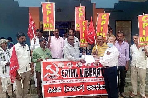 ಸಿಂಧನೂರಿನ ತಾಲೂಕು ಆಸ್ಪತ್ರೆಯಲ್ಲಿ ಮುಖ್ಯ ವೈದ್ಯಾಧಿಕಾರಿ ಸುರೇಶಗೌಡಗೆ ಸಿಪಿಐ (ಎಂಎಲ್) ಲಿಬರೇಷನ್ ಮುಖಂಡರು  ಸೋಮವಾರ ಮನವಿ ಸಲ್ಲಿಸಿದರು. ಕಾರ್ಯದರ್ಶಿ ನಾಗರಾಜ್ ಪೂಜಾರ್, ಸಿಂಧನೂರು ಭಗತ್‌ಸಿಂಗ್ ಆಟೋ ಚಾಲಕರ ಸಂಘದ ಅಧ್ಯಕ್ಷ ಬಸವರಾಜ ಕೊಂಡೆ, ತಾಲೂಕು ಕಾರ್ಯದರ್ಶಿ ಬಸವರಾಜ ಬೆಳಗುರ್ಕಿ, ಸದಸ್ಯ ರಾಘವೇಂದ್ರ ಉಪ್ಪಳ ಇದ್ದರು.