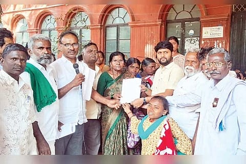ಸಿಂಧನೂರಿನಲ್ಲಿ ತಹಸೀಲ್ದಾರ್ ಅರುಣ್ ದೇಸಾಯಿಗೆ ಸಿಪಿಐಎಂ ತಾಲೂಕು ಘಟಕ ಮಂಗಳವಾರ ಮನವಿ ಸಲ್ಲಿಸಿತು. ತಾಲೂಕು ಕಾರ್ಯದರ್ಶಿ ಬಸವಂತರಾಯಗೌಡ ಕಲ್ಲೂರು, ಗೋಪಾಲಕೃಷ್ಣ, ಯಂಕಪ್ಪ ಕೆಂಗಲ್ ಇತರರಿದ್ದರು.