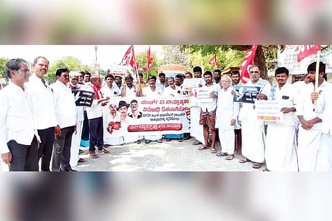 ಸಿಂಧನೂರಿನಲ್ಲಿ ಸೋಮವಾರ ಸಿಪಿಐನಿಂದ ಸಾಮ್ರಾಜ್ಯಶಾಹಿ ವಿರೋಧಿ ದಿನವಾಗಿ ಪ್ರತಿಭಟನಾ ರ‌್ಯಾಲಿ ನಡೆಸಲಾಯಿತು. ಪ್ರಮುಖರಾದ ಬಾಷುಮಿಯಾ, ಚಂದ್ರಶೇಖರ ಕ್ಯಾತ್ನಟ್ಟಿ, ವೆಂಕನಗೌಡ ಗದ್ರಟಗಿ, ಜಗದೀಶ, ಚಿಟ್ಟಿಬಾಬು ಇದ್ದರು.