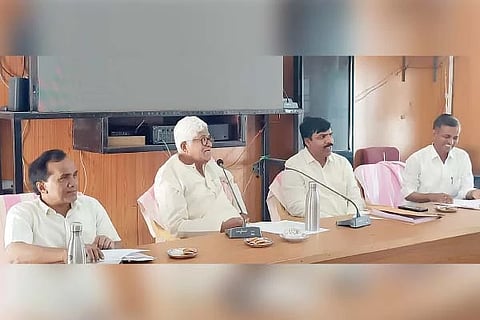 ಸಿಂಧನೂರಿನ ತಾಲೂಕು ಪಂಚಾಯಿತಿ ಸಭಾಂಗಣದಲ್ಲಿ ಗುರುವಾರ ಶಾಸಕ ಹಂಪನಗೌಡ ಬಾದರ್ಲಿ ಅಧ್ಯಕ್ಷತೆಯಲ್ಲಿ ಕೆಪಿಎಸ್ ಶಾಲೆಗಳ ಪ್ರಾಚಾರ್ಯರು, ಮುಖ್ಯಶಿಕ್ಷಕರ ಸಭೆ ನಡೆಯಿತು. ಡಿಡಿಪಿಯು ಸೋಮಶೇಖರಪ್ಪ ಹೊಕ್ರಾಣಿ, ತಾಪಂ ಇಒ ಚಂದ್ರಶೇಖರ, ಬಿಇಒ ಬಸವಲಿಂಗಪ್ಪ ಇತರರಿದ್ದರು.