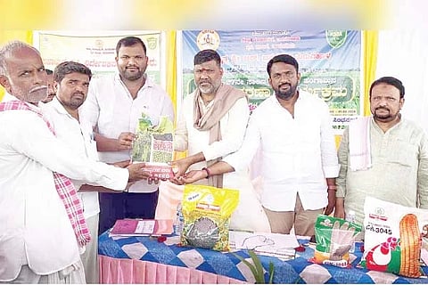  ತುರ್ವಿಹಾಳದ ರೈತ ಸಂಪರ್ಕ ಕೇಂದ್ರದಲ್ಲಿ ಶಾಸಕ ಆರ್.ಬಸನಗೌಡ ತುರ್ವಿಹಾಳ ಅವರು ರೈತರಿಗೆ ಬಿತ್ತನೆ ಬೀಜ ವಿತರಿಸಿದರು. ಪಪಂ ಅಧ್ಯಕ್ಷ ಬಾಪುಗೌಡ ದೇವರಮನಿ, ಎಂ.ಡಿ.ಫಾರೂಕ್‌ಸಾಬ್ ಖಾಜಿ, ಸೋಮನಾಥ ಮಾಟೂರ, ನೀರಾವರಿ ಇಲಾಖೆ ಜೆಇ ದಾವೂದ್, ಸಿಡಿಪಿಒ ಲಿಂಗನಗೌಡ, ಕೃಷಿ ಅಧಿಕಾರಿ ಶಿವದತ್ತ ಇದ್ದರು.