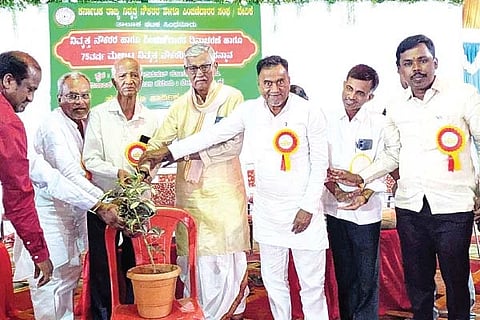 ಸಿಂಧನೂರಿನ ಮಿಲಾಪ ಶಾದಿಮಹಲ್‌ನಲ್ಲಿ ಬುಧವಾರ ಏರ್ಪಡಿಸಿದ್ದ ನಿವೃತ್ತ ಹಾಗೂ ಪಿಂಚಣಿ ನೌಕರರ ದಿನಾಚರಣೆ ಕಾರ್ಯಕ್ರಮವನ್ನು ಮಾಜಿ ಸಂಸದ ಕೆ.ವಿರೂಪಾಕ್ಷಪ್ಪ ಉದ್ಘಾಟಿಸಿದರು. ಮಿಲಾಪ್ ಶಾದಿಮಹಲ್ ಅಧ್ಯಕ್ಷ ಕೆ.ಜಿಲಾನಿಪಾಷಾ, ಕರ್ನಾಟಕ ರಾಜ್ಯ ನಿವೃತ್ತ ಹಾಗೂ ಪಿಂಚಣಿದಾರರ ಸಂಘದ ತಾಲೂಕು ಅಧ್ಯಕ್ಷ ಟಿ.ಅಯ್ಯಪ್ಪ, ಕ್ಷೇತ್ರ ಶಿಕ್ಷಣಾಧಿಕಾರಿ ಬಸಲಿಂಗಪ್ಪ ಹುಡೇದ, ಹುಸೇನಬಾಷಾ, ನಾಗರಾಜ ಇದ್ದರು.
