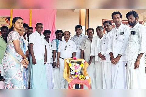 ಸಿಂಧನೂರು ತಾಲೂಕು ಕುರುಕುಂದ ಗ್ರಾಮದ ಸರ್ಕಾರಿ ಉನ್ನತೀಕರಿಸಿದ ಹಿರಿಯ ಪ್ರಾಥಮಿಕ ಶಾಲೆಯಲ್ಲಿ ಸೋಮವಾರ ಶಾಲಾ ಪ್ರಾರಂಭೋತ್ಸವ ಅಂಗವಾಗಿ ಸರಸ್ವತಿ ಪೂಜೆ ಸಲ್ಲಿಸಲಾಯಿತು. ಮುಖ್ಯಶಿಕ್ಷಕ ಮಲ್ಲಪ್ಪ ಬಿ. ಎಸ್ಡಿಎಂಸಿ ಅಧ್ಯಕ್ಷ ವೆಂಕಪ್ಪ ನಿರೇರ, ಪ್ರಮುಖರಾದ ವಿರುಪಣ್ಣ ಸಾಹುಕಾರ, ಎಸ್ಡಿಎಂಸಿ ಮಾಜಿ ಅಧ್ಯಕ್ಷರಾದ ಬಸವರಾಜ ಪಗಡದಿನ್ನಿ, ಗುಡದಪ್ಪ ನಾಯಕ ಇದ್ದರು.