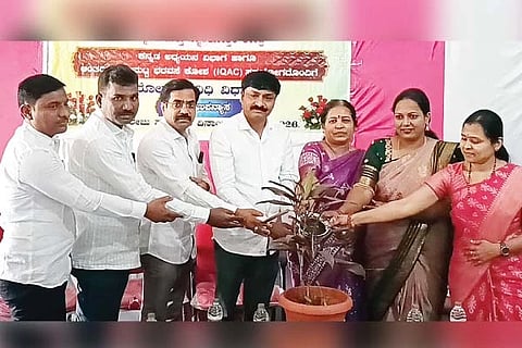 ಸಿಂಧನೂರು ಸರ್ಕಾರಿ ಪದವಿ ಮಹಾವಿದ್ಯಾಲಯದಲ್ಲಿ ಏರ್ಪಡಿಸಿದ್ದ ವಿಶೇಷ ಉಪನ್ಯಾಸ ಕಾರ್ಯಕ್ರಮವನ್ನು ರಸಾಯನಶಾಸ್ತ್ರ ಉಪನ್ಯಾಸಕಿ ಡಾ.ಪುಷ್ಪಾ ಉದ್ಘಾಟಿಸಿದರು. ಐಕ್ಯೂಎಸಿ ಸಂಚಾಲಕ ಡಾ.ವೈಜನಾಥ, ಗ್ರಂಥಪಾಲಕ ಯಲ್ಲಪ್ಪ ಗೊನ್ವಾರ, ಕನ್ನಡ ಅಧ್ಯಯನ ವಿಭಾಗದ ಅಧ್ಯಾಪಕ ಡಾ.ಶಂಕರ ಗುರಿಕಾರ, ಪ್ರ್ರಾಧ್ಯಾಪಕಿ ಡಾ.ಪದ್ಮಶ್ರೀ, ಡಾ.ಗೀತಾ ಪಾಟೀಲ್ ಇತರರಿದ್ದರು.