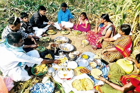 ಎಳ್ಳಮಾವಾಸ್ಯೆ ಹಿನ್ನೆಲೆ ಸಿಂಧನೂರಿನಲ್ಲಿ ರೈತ ಕುಟುಂಬದ ಸದಸ್ಯರು ಭೋಜನ ಸವಿದರು.