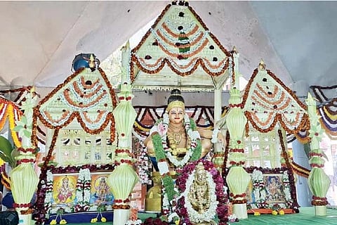 ಸಿರಗುಪ್ಪದಲ್ಲಿ ಬಾಳೆ ದಿಂಡಿನ ಅಲಂಕಾರದಲ್ಲಿ ಕಂಗೊಳಿಸುವ ಅಯ್ಯಪ್ಪ ಸ್ವಾಮಿ ವಿಗ್ರಹ