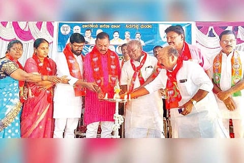 ಸಿರಗುಪ್ಪದಲ್ಲಿ ಬಿಜೆಪಿ ಬೂತ್ ಮಟ್ಟದ ಅಧ್ಯಕ್ಷರಿಗೆ ಆಯೋಜಿಸಿದ್ದ ಎಸ್‌ಐಆರ್ ಮತಪಟ್ಟಿ ಪರಿಷ್ಕೃತ ಮಾರ್ಗದರ್ಶಿ ಹಾಗೂ ವಿಬಿ ಜಿ ರಾಮ್ ಜಿ ಯೋಜನೆ ಪ್ರಚಾರ ಕಾರ್ಯಕ್ರಮವನ್ನು ಮಾಜಿ ಶಾಸಕ ಎಂ.ಎಸ್.ಸೋಮಲಿಂಗಪ್ಪ ಉದ್ಘಾಟಿಸಿದರು. ಬಿಜೆಪಿ ಜಿಲ್ಲಾಧ್ಯಕ್ಷ ಅನಿಲ್ ಕುಮಾರ ಮೋಕಾ, ಉಪಾಧ್ಯಕ್ಷ ಶಂಕ್ರಪ್ಪ, ತಾಲೂಕು ಅಧ್ಯಕ್ಷ ಕೆ.ಮಲ್ಲಿಕಾರ್ಜುನ ಸ್ವಾಮಿ ಇತರರಿದ್ದರು.