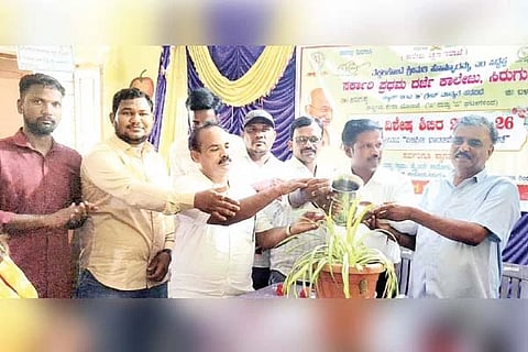 ಸಿರಗುಪ್ಪದ ಡ್ರೈವರ್ ಕಾಲನಿ ಸರ್ಕಾರಿ ಕಿರಿಯ ಪ್ರಾಥಮಿಕ ಶಾಲೆಯಲ್ಲಿ ಆಯೋಜಿಸಿದ್ದ ಎನ್ನೆಸ್ಸೆಸ್ ವಾರ್ಷಿಕ ವಿಶೇಷ ಶಿಬಿರ ವನ್ನು ನಗರಸಭೆ ಪೌರಾಯುಕ್ತ ಕೆ.ಗಂಗಾಧರ ಉದ್ಘಾಟಿಸಿದರು. ಪ್ರಾಚಾರ್ಯ ಕೃಷ್ಣಪ್ಪ, ಎಸ್‌ಡಿಎಂಸಿ ಉಪಾಧ್ಯಕ್ಷ ಎನ್.ಸಿದ್ದಪ್ಪ, ನಗರಸಭೆ ಎಇಇ ದಿಲೀಪ್ ಇತರರಿದ್ದರು.
