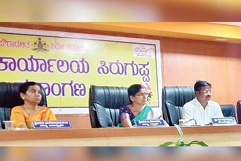 ಸಿರಗುಪ್ಪ ನಗರಸಭೆ ಕಚೇರಿ ಸಭಾಂಗಣದಲ್ಲಿ ಸರ್ವ ಸದಸ್ಯರ ಸಾಮಾನ್ಯಸಭೆ ನಡೆಯಿತು. ಅಧ್ಯಕ್ಷೆ ಬಿ.ರೇಣುಕಮ್ಮ, ಉಪಾಧ್ಯಕ್ಷೆ ಯಶೋದಾಮೂರ್ತಿ, ಪೌರಾಯುಕ್ತ ಗಂಗಾಧರ ಇದ್ದರು.