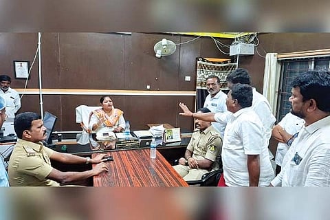 ಸಿರಗುಪ್ಪದಲ್ಲಿ ತಹಸೀಲ್ದಾರ್ ಗೌಸಿಯಾ ಬೇಗಂ ಬ್ರೋಕರ್, ಮೀಡಿಯೇಟರ್ ಎಂದು ಕರೆದಿದ್ದಾರೆ ಎಂದು ಆರೋಪಿಸಿ ವಕೀಲರು ತಹಸೀಲ್ದಾರ್ ವಿರುದ್ಧ ಆಕ್ರೋಶ ವ್ಯಕ್ತಪಡಿಸಿದರು. ಸಿಪಿಐ ಹನುಮಂತಪ್ಪ ಮತ್ತು ಪಿಎಸ್‌ಐ ಪರಶುರಾಮ ಇದ್ದರು.