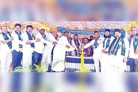 ಸಿರಗುಪ್ಪ ತಾಲೂಕು ಕ್ರೀಡಾಂಗಣದಲ್ಲಿ ಆಯೋಜಿಸಿದ್ದ ಅಂಬೇಡ್ಕರ್ ಮತ್ತು ಬಾಬು ಜಗಜೀವನರಾಮ್ ಜಯಂತಿ ಕಾರ್ಯಕ್ರಮವನ್ನು ಶಾಸಕ ಬಿ.ಎಂ.ನಾಗರಾಜ ಉದ್ಘಾಟಿಸಿದರು. ತಹಸೀಲ್ದಾರ್ ಗೌಸಿಯಾ ಬೇಗಂ, ವಾಲ್ಮೀಕಿ ವಿದ್ಯಾಭಿವೃದ್ಧಿ ಟ್ರಸ್ಟ್ ಅಧ್ಯಕ್ಷ ಬಿ.ಎಂ.ಸತೀಶ ಇತರರಿದ್ದರು.
