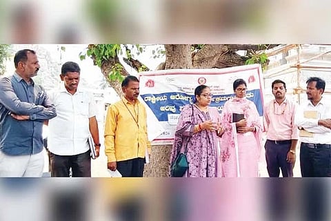 ಸಿರಗುಪ್ಪ ತಾಲೂಕಿನ 64-ಹಳೇಕೋಟೆ ಗ್ರಾಮದಲ್ಲಿ ಜಿಲ್ಲಾ ಸರ್ವೇಕ್ಷಣಾ ಘಟಕ ಮತ್ತು ತಾಲೂಕು ಆರೋಗ್ಯ ಕಚೇರಿ ತಂಡದಿಂದ ಡೆಂೆ ಜ್ವರದ ಬಗ್ಗೆ ಜಾಗೃತಿ ಮೂಡಿಸಲಾಯಿತು. ಜಿಲ್ಲಾ ಕೀಟಶಾಸ್ತ್ರಜ್ಞೆ ನಂದಿನಿ, ಡಾ.ವಿಶಾಲಾಕ್ಷಿ, ಕ್ಷೇತ್ರ ಆರೋಗ್ಯ ಶಿಕ್ಷಣಾಧಿಕಾರಿ ಮೊಹಮ್ಮದ್ ಖಾಸಿಂ, ತಾಲೂಕು ಹಿರಿಯ ಆರೋಗ್ಯ ನಿರೀಕ್ಷಣಾಧಿಕಾರಿ ಭೀಮರಾಜ್ ರೆಡ್ಡಿ ಇದ್ದರು.