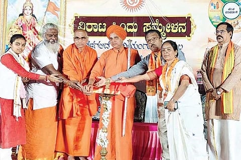 ಸಿರಗುಪ್ಪದಲ್ಲಿ ಹಿಂದೂ ಸಮ್ಮೇಳನ ಸಂಚಾಲನ ಸಮಿತಿಯಿಂದ ಆಯೋಜಿಸಿದ್ದ ವಿರಾಟ ಹಿಂದೂ ಸಮ್ಮೇಳನವನ್ನು ಹಾಲ್ವಿ ಮಠದ ಮಹಾಂತ ಸ್ವಾಮೀಜಿ ಉದ್ಘಾಟಿಸಿದರು. ಬಸವಭೂಷಣ ಸ್ವಾಮೀಜಿ, ಸುರೇಂದ್ರ ಸ್ವಾಮೀಜಿ, ನಿವೃತ್ತ ಬ್ಯಾಂಕ್ ಅಧಿಕಾರಿ ಎಸ್ ಗುರುರಾಜ, ವಾಗ್ಮಿ ಹಾರಿಕಾ ಮಂಜುನಾಥ ಇತರರಿದ್ದರು.