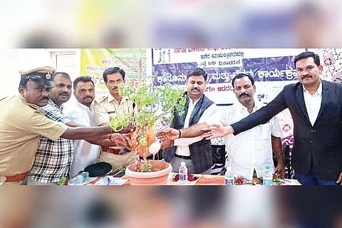 ಸಿರಗುಪ್ಪ ತಾಲೂಕು ಕ್ರೀಡಾಂಗಣದ ಶಾಖಾ ಗ್ರಂಥಾಲಯ ಹಾಗೂ ಸ್ಪರ್ಧಾತ್ಮಕ ಅಧ್ಯಯನ ಕೇಂದ್ರದಲ್ಲಿ ವಿಶ್ವ ಜಲ ದಿನಾಚರಣೆ ನಿಮಿತ್ತ ಕಾನೂನು ಅರಿವು-ನೆರವು ಕಾರ್ಯಕ್ರಮವನ್ನು ಸಿವಿಲ್ ನ್ಯಾಯಾಧೀಶ ಅಶೋಕ ಆರ್.ಎಚ್.ಉದ್ಘಾಟಿಸಿದರು. ವಕೀಲರ ಸಂಘದ ಅಧ್ಯಕ್ಷ ಉಪ್ಪಾರ ವೆಂಕೋಬ, ಸಹಾಯಕ ಸರ್ಕಾರಿ ಅಭಿಯೋಜಕ ಶಿವರಾಜ, ಕಾರ್ಯದರ್ಶಿ ಶಿವಕುಮಾರ್ ಎಂ., ಉಪ ಗ್ರಾಮೀಣ ಕುಡಿಯುವ ನೀರು ಮತ್ತು ನೈರ್ಮಲ್ಯ ಇಲಾಖೆ ಅಧಿಕಾರಿ ರಾಹುಲ್ ಇತರರಿದ್ದರು.
