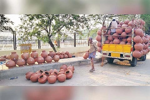 ಸಿರಗುಪ್ಪ ತಾಲೂಕು ಕ್ರೀಡಾಂಗಣದ ಬಳಿ ಮಡಕೆಗಳನ್ನು ಮಾರಾಟಕ್ಕೆ ಇಡುತ್ತಿರುವುದು.