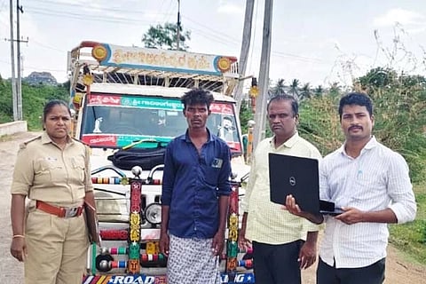 ತೆಕ್ಕಲಕೋಟೆ ಪೊಲೀಸ್ ಠಾಣಾ ವ್ಯಾಪ್ತಿಯಲ್ಲಿ ಅಕ್ರಮವಾಗಿ ಸಾಗಿಸುತ್ತಿದ್ದ ಪಡಿತರ ಅಕ್ಕಿಯನ್ನು ಎಎಸ್‌ಐ ಪ್ರಭಾವತಿ, ಆಹಾರ ನಿರೀಕ್ಷಕ ಮಹಾರುದ್ರಗೌಡ ವಶ ಪಡಿಸಿಕೊಂಡರು.