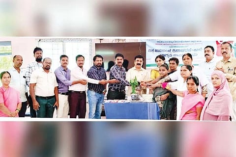 ಸಿರಗುಪ್ಪದಲ್ಲಿ ವಿಶ್ವ ಜನಸಂಖ್ಯಾ ದಿನಾಚರಣೆ ಕಾರ್ಯಕ್ರಮವನ್ನು ಆರೋಗ್ಯ ಅಧಿಕಾರಿ ದಮ್ಮೂರು ಬಸವರಾಜ ಉದ್ಘಾಟಿಸಿದರು. ಪ್ರಸೂತಿ ತಜ್ಞೆ ಡಾ.ಅಮೀನಾ, ಆಸ್ಪತ್ರೆ ಮುಖ್ಯ ವೈದ್ಯಾಧಿಕಾರಿ ಡಾ.ವಿವೇಕಾನಂದ, ಕ್ಷೇತ್ರ ಕಾರ್ಯಕ್ರಮ ವ್ಯವಸ್ಥಾಪಕ ಪ್ರಹ್ಲಾದ್, ಕ್ಷೇತ್ರ ಆರೋಗ್ಯ ಶಿಕ್ಷಣಾಧಿಕಾರಿ ಮಹಮ್ಮದ್ ಖಾಸಿಂ ಮತ್ತಿತರರು ಉಪಸ್ಥಿತರಿದ್ದರು.