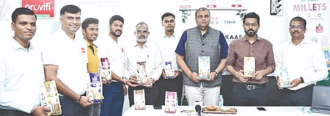 ಕಲಬುರಗಿಯ ಗಾಜಿಪುರದ ಕೃಷಿಕಲ್ಪ ಕಚೇರಿಯಲ್ಲಿ ಜಿಲ್ಲಾಧಿಕಾರಿ ಇಕ್ರಮ್​ ಶರೀಫ್​ ಗುರುವಾರ ಸಿರಿಧಾನ್ಯ ಉತ್ಪನ್ನ ಬಿಡುಗಡೆ ಮಾಡಿದರು. ಡಿಐಸಿ ಜಂಟಿ ನಿರ್ದೇಶಕ ಅಬ್ದುಲ್​ ಅಜೀಂ, ಉದ್ಯಮಿಗಳಾದ ಪ್ರಶಾಂತ ಬೆಳ್ಳೆರಿಮಠ, ಮಹೇಶ್​ ಪಾಟೀಲ್​, ನಾಗರಾಜ ಮರಲಿಂಗಣ್ಣವರ್​ ಇತರರಿದ್ದರು.