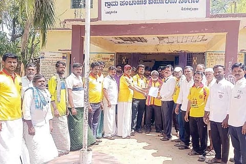 ಗ್ರಾಮದಲ್ಲಿ ಮೂಲಸೌಲಭ್ಯ ಒದಗಿಸುವಂತೆ ಆಗ್ರಹಿಸಿ ಸಿರಿಗೇರಿ ಗ್ರಾಪಂ ಕಾರ್ಯದರ್ಶಿ ಸಿದ್ದರಾಮಗೆ ಕೆಆರ್‌ಎಸ್ ಪಕ್ಷದಿಂದ ಮನವಿ ಸಲ್ಲಿಸಲಾಯಿತು. ತಾಲೂಕು ಅಧ್ಯಕ್ಷ ಎರ‌್ರಿಸ್ವಾಮಿ, ಪದಾಧಿಕಾರಿಗಳಾದ ಮರೆಪ್ಪ, ಸಣ್ಣ ಬಾಷಾ, ರಾಮಪ್ಪ, ಚಂದ್ರ, ಇಮಾಮ್ ಹುಸೇನ್, ನಾಗಪ್ಪ, ಮಹಬಾಷಾ, ಗಂಗಾಧರ, ರಾಮಚಂದ್ರ, ರಾಮಪ್ಪ, ನಾಗರಾಜ, ಸೋಮೇಶ ಇದ್ದರು.