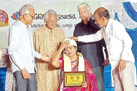 ಸಿರಿಗೇರಿಯಲ್ಲಿ ನಟಿ ಉಮಾಶ್ರೀ ಅವರಿಗೆ ‘ಸುಭದ್ರಮ್ಮ ಮನ್ಸೂರ್’ ಪ್ರಶಸ್ತಿ ನೀಡಿ ಗೌರವಿಸಲಾಯಿತು. ನಿರ್ದೇಶಕರಾದ ಎಸ್.ವಿ. ರಾಜೇಂದ್ರ ಸಿಂಗ್ ಬಾಬು, ‘ಶಂಕರ್ ಸಿಂಗ್‌‘ ಪ್ರಶಸ್ತಿ ಪುರಸ್ಕೃತ ಗಿರೀಶ್ ಕಾಸರವಳ್ಳಿ, ಅನ್ನಪೂರ್ಣ ಪ್ರಕಾಶಕ ಸಿರಿಗೇರಿ ಎರಿಸ್ವಾಮಿ ಇದ್ದರು.