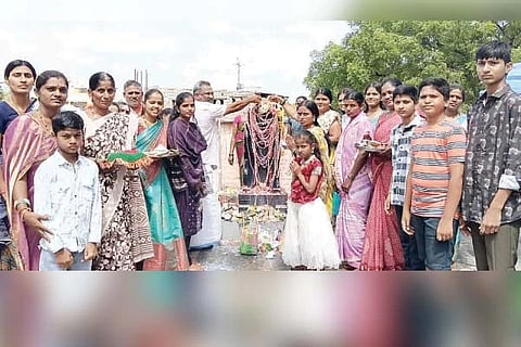 ಸಿರಿಗೇರಿಯ ಶ್ರೀ ನಾಗನಾಥೇಶ್ವರ ದೇವಸ್ಥಾನ ಆವರಣದ ನಾಗ ಮೂರ್ತಿಗೆ ಸಾರ್ವಜನಿಕರು ಹಾಲೆರದು ನಾಗದೋಷ ನಿವಾರಣೆಗೆ ಬೇಡಿಕೊಂಡರು.