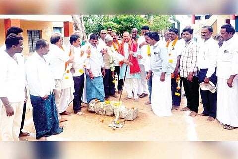 ಸಿರಿಗೇರಿ ಜನತಾ ಕಾಲನಿಯಲ್ಲಿ ಸಹಿಪ್ರಾ ಶಾಲೆಯ ಕೊಠಡಿ ನಿರ್ಮಾಣ ಕಾಮಗಾರಿಗೆ ಶಾಸಕ ಬಿ.ಎಂ.ನಾಗರಾಜ ಭೂಮಿ ಪೂಜೆ ನೆರವೇರಿಸಿದರು. ಪ್ರಮುಖರಾದ ಸಿ.ಎಂ.ನಾಗರಾಜ ಸ್ವಾಮಿ, ಬಿ.ಸೋಮಶೇಖರಪ್ಪ, ಬಿ.ನಾಗೇಂದ್ರ, ಎಸ್.ಎಂ.ನಾಗರಾಜ ಸ್ವಾಮಿ, ರೇಣುಕಪ್ಪ, ಜಲಾಲಿ ಪೀರ, ಎಸ್‌ಡಿಎಂಸಿ ಅಧ್ಯಕ್ಷ ರಾಮಲಿಂಗ ಇತರರಿದ್ದರು.