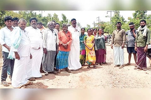 ಕೃಷಿ ಸಾಗುವಳಿ ಜಮೀನನ್ನು ಅರಣ್ಯ ಇಲಾಖೆ ಒತ್ತುವರಿ ಮಾಡಿಕೊಂಡಿದೆ ಎಂದು ಆರೋಪಿಸಿ ಸಿರಿಗೇರಿ ಸಮೀಪದ ಕೊಂಚಿಗೇರಿಯಲ್ಲಿ ರೈತರು ಪ್ರತಿಭಟನೆ ನಡೆಸಿದರು. ಗ್ರಾಪಂ ಮಾಜಿ ಅಧ್ಯಕ್ಷ ಲಿಂಗಪ್ಪ ಕೆ., ನಾಗನಾಥಪ್ಪ, ಕೂನಪ್ಪ, ಹೊನ್ನೂರಪ್ಪ, ರಾಜಕುಮಾರ, ಕೆ.ರಮೇಶ, ದಾಸರಿ ಬಸವರಾಜ, ತಳವಾರ ಮಾರಪ್ಪ, ಉಮಾದೇವಿ, ಭಾಗ್ಯಮ್ಮ ಇತರರಿದ್ದರು.