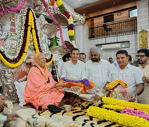 ಗುರುಪೌರ್ಣಿಮೆ ಅಂಗವಾಗಿ ಶಾಮನೂರು ಕುಟುಂಬದಿಂದ ಶ್ರೀಗಂಧದ ಪಾದುಕೆಗಳನ್ನು ಶಾಸಕ ಸಮರ್ಥ ಶಾಮನೂರು ಶ್ರೀಶೈಲ ಜಗದ್ಗುರುಗಳಿಗೆ ಸಮರ್ಪಿಸಿದರು. ಸಚಿವ ಈಶ್ವರ ಖಂಡ್ರೆ ಮತ್ತಿತರರು ಉಪಸ್ಥಿತರಿದ್ದರು.