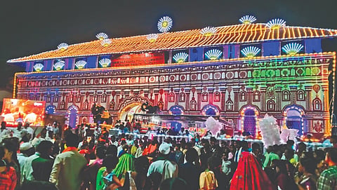 ಶಿರಸಿಯ ಮಾರಿಕಾಂಬಾ Sirsi Marikamba ದೇವಾಲಯವನ್ನು ವಿದ್ಯುತ್ ದೀಪಗಳಿಂದ ಅಲಂಕರಿಸಿರುವುದು