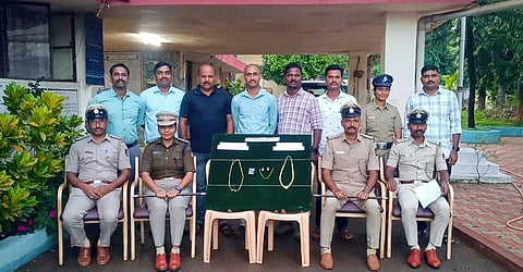 ಕಳ್ಳಿಯಿಂದ ಪೊಲೀಸರು ಚಿನ್ನದ ಸರಗಳನ್ನು ವಶಕ್ಕೆ ಪಡೆದರು.