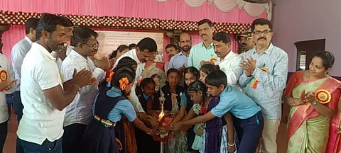 ಶಿರಸಿಯಲ್ಲಿ ಪ್ರತಿಭಾ ಕಾರಂಜಿಗೆ ಶಾಸಕ ಭೀಮಣ್ಣ ನಾಯ್ಕ ಚಾಲನೆ ನೀಡಿದರು. ಈಶ್ವರ ನಾಯ್ಕ, ನಾಗರಾಜ ನಾಯ್ಕ, ಪ್ರತಿಭಾ ನೀಲೇಕಣಿ, ಸ್ಯಯದ್ ಜಾಕೀರ ಇತರರಿದ್ದರು.