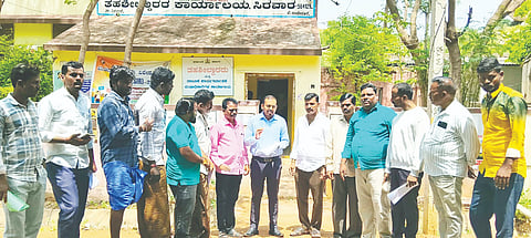 ಸಿರವಾರದಲ್ಲಿ ತಹಸೀಲ್ದಾರ್ ಅಶೋಕ ಪವಾರ್‌ಗೆ ತುಂಗಭದ್ರಾ ನೀರಾವರಿ ವಲಯ ಹಂಗಾಮಿ ಕಾರ್ಮಿಕರ ಸಂಘ ಮನವಿ ಸಲ್ಲಿಸಿತು. ಸಂಘದ ಪ್ರಧಾನ ಕಾರ್ಯದರ್ಶಿ ಜಿ. ಅಡವಿರಾವ್, ಅಮರೇಗೌಡ ಲಕ್ಕಮದಿನ್ನಿ, ಶರಣಪ್ಪ ಕವಿತಾಳ ಇತರರಿದ್ದರು.