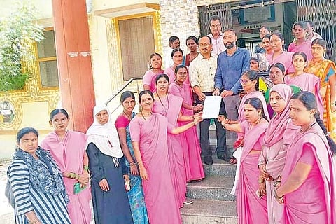 ಸಿರವಾರದಲ್ಲಿ ಪಿಎಚ್‌ಸಿ ವೈದ್ಯರಾದ ಸುನೀಲ್ ಸರೋದೆ ಹಾಗೂ ಮೃತ್ಯುಂಜಯ್‌ಗೆ ರಾಜ್ಯ ಸಂಯುಕ್ತ ಆಶಾ ಕಾರ್ಯಕರ್ತೆಯರ ಸಂಘ ಮನವಿ ಸಲ್ಲಿಸಿತು. ಆಶಾಗಳಾದ ಶೈನಾಜಾ, ಜರೀನಾ, ದುರುಗಮ್ಮ, ಶಾಂತಮ್ಮ, ಯಮುನಮ್ಮ, ಸುಂದರಮ್ಮ, ರೇಣಮ್ಮ, ನಾಗರತ್ನಾ ಇತರರಿದ್ದರು.