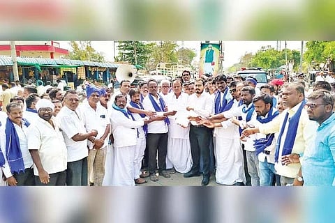 ಸಿರವಾರದಲ್ಲಿ ತಹಸೀಲ್ದಾರ್ ಅಶೋಕ ಪವಾರ್‌ಗೆ ಮಾದಿಗ ಒಳಮೀಸಲಾತಿ ಐಕ್ಯ ಹೋರಾಟ ಸಮಿತಿ ಮನವಿ ಸಲ್ಲಿಸಿತು. ಸಮಿತಿ ಜಿಲ್ಲಾಧ್ಯಕ್ಷ ಅಬ್ರಾಹಂ ಹೊನ್ನಟಗಿ, ಎಂ.ಪ್ರಕಾಶಪ್ಪ, ಬಡ್ಡ ಹನುಮಂತ, ಹರಳಪ್ಪ ಯದ್ದಲದಿನ್ನಿ, ಅಜಿತ್ ಕುಮಾರ ಹೊನ್ನಟಗಿ, ಸಾಮೇಲಪ್ಪ ನ್ಯಾಯಬೆಲೆ, ಮಾರ್ಕಂಡಪ್ಪ, ಬಸವರಾಜ ಭಂಡಾರಿ, ಮಲ್ಲಪ್ಪ ನಾರಬಂಡಿ ಇದ್ದರು.