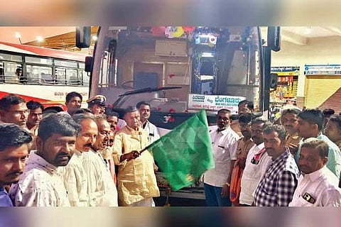 ಸಿರವಾರ ಬಸ್ ನಿಲ್ದಾಣದಲ್ಲಿ ಭಾನುವಾರ ರಾತ್ರಿ ಶಾಸಕ ಜಿ.ಹಂಪಯ್ಯ ನಾಯಕ ಅವರು ಸಿರವಾರ-ಬೆಂಗಳೂರು ಸ್ಲೀಪರ್ ಬಸ್‌ಗೆ ಹಸಿರು ನಿಶಾನೆ ತೋರಿದರು. ಪಪಂ ಸದಸ್ಯರಾದ ಮೌಲಸಾಬ್ ವರ್ಚಸ್, ಸೂರಿ ದುರಗಣ್ಣ ನಾಯಕ, ಹಸೇನ್ ಅಲಿ ಸಾಬ್ ಇತರರಿದ್ದರು.