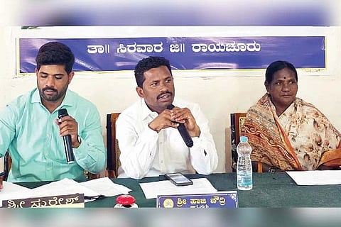ಸಿರವಾರ ಪಟ್ಟಣ ಪಂಚಾಯಿತಿ ಕಚೇರಿಯಲ್ಲಿ ಸೋಮವಾರ ಅಧ್ಯಕ್ಷ ಹಾಜಿ ಚೌದ್ರಿ ಅಧ್ಯಕ್ಷತೆಯಲ್ಲಿ ಬಜೆಟ್ ಪೂರ್ವಭಾವಿ ಸಭೆ ನಡೆಯಿತು. ಉಪಾಧ್ಯಕ್ಷೆ ಲಕ್ಷ್ಮೀ ಆದೆಪ್ಪ, ಮುಖ್ಯಾಧಿಕಾರಿ ಸುರೇಶ ಶೆಟ್ಟಿ ಇದ್ದರು.