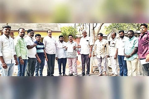 ಸಿರವಾರದಲ್ಲಿ ತಹಸಿಲ್ ಕಚೇರಿಯ ಶಿರಸ್ತೇದಾರ್ ಜುಬೇರ್‌ಗೆ ಸಾರ್ವಜನಿಕರು, ಶಿಕ್ಷಣ ಪ್ರೇಮಿಗಳು ಮನವಿ ಸಲ್ಲಿಸಿದರು. ಪಪಂ ಸದಸ್ಯ ಅಜಿತ್ ಕುಮಾರ ಹೊನ್ನಟಗಿ, ಶಿಕ್ಷಣ ಪ್ರೇಮಿಗಳಾದ ಅಯ್ಯಣ್ಣ ಏರೆಡ್ಡಿ, ಟಿ.ಬಸವರಾಜ, ಅಮರೇಶಗೌಡ ನಂದರೆಡ್ಡಿ, ವಿದ್ಯಾರಾಜ, ಕೃಷ್ಣ. ಪಿ, ಅಪ್ಪಾಜಿ ನಾಯಕ, ಚನ್ನಪ್ಪ ಬೂದಿನಾಳ, ಎಸ್. ಮಲ್ಲಿಕಾರ್ಜುನ್, ಹನುಮಂತ ಇತರರಿದ್ದರು.