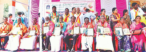 ಮಾಡಗಿರಿ ಗ್ರಾಮದ ಉನ್ನತೀಕರಿಸಿದ ಸರ್ಕಾರಿ ಶಾಲಾ ಆವರಣದಲ್ಲಿ ಹಮ್ಮಿಕೊಂಡಿದ್ದ ಕಾರ್ಯಕ್ರಮದಲ್ಲಿ ಸಮಾಜ ಸೇವಕ ಆನಂದಪ್ಪ ಮಾಡಗಿರಿ, ಬಯಲಾಟ ಕಲಾವಿದ ಮುದುಕಪ್ಪ ನಾಯಕ ಹಾಗೂ ಇತರರನ್ನು ಸನ್ಮಾನಿಸಲಾಯಿತು. ಹೊಸಮನಿ ಪ್ರಕಾಶನ ಸಂಸ್ಥೆಯ ಅಧ್ಯಕ್ಷ ಬಷೀರ್ ಅಹ್ಮದ್ ಹೊಸಮನಿ, ತಾರಮ್ಮ ಜಯವಂತ, ಎಂ.ಪಿ.ಬಸವರಾಜಪ್ಪ ಗೌಡ, ಜಯವಂತ ಇತರರಿದ್ದರು.
