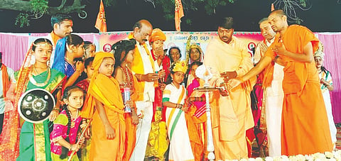ಸಿರವಾರದಲ್ಲಿ ಏರ್ಪಡಿಸಿದ್ದ ವಿರಾಟ ಹಿಂದೂ ಸಮ್ಮೇಳನವನ್ನು ನವಲಕಲ್ ಬೃಹನ್ಮಠದ ಅಭಿನವ ಸೋಮನಾಥ ಶಿವಾಚಾರ್ಯರು ಉದ್ಘಾಟಿಸಿದರು.  ಕಲ್ಲೂರಿನ ಶಂಕರಾಚಾರ್ಯರ ಮಠದ ಶಿವರಾಮಾನಂದ ಸ್ವಾಮೀಜಿ, ಪ್ರಮುಖರಾದ ಬಸವರಾಜ ಜಿ., ಜಿ.ಲೋಕರಡ್ಡಿ ಹಾಗೂ ವಿವಿಧ ಮಹನೀಯರ ವೇಷಭೂಷಣದಲ್ಲಿ ಮಕ್ಕಳು ಪಾಲ್ಗೊಂಡಿದ್ದರು.