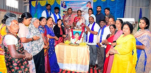 ತುಮಕೂರಿನಲ್ಲಿ ಸ್ಲಂ ಜನಾಂದೋಲನ ಕರ್ನಾಟಕ ಮತ್ತು ಜಿಲ್ಲಾ ಕೊಳಗೇರಿ ನಿವಾಸಿಗಳ ಹಿತರಕ್ಷಣಾ ಸಮಿತಿ ವತಿಯಿಂದ ಹಮ್ಮಿಕೊಂಡಿದ್ದ ಭೀಮಾ ಕೋರೆಗಾಂವ್​ ವಿಜಯೋತ್ಸವ ಮತ್ತು ಅಕ್ಷರದವ್ವ ಸಾವಿತ್ರಿ ಬಾಪುಲೆ ಜನ್ಮದಿನದ ಕಾರ್ಯಕ್ರಮದಲ್ಲಿ ಡಾ.ಆಶಾಬಗ್ಗನಡು, ಅನುಪಮಾ, ಶಾರದಮ್ಮ, ಗಂಗಾ, ಗುಲ್ನಾಜ್​, ಮಂಗಳಮ್ಮ,  ವಸಂತಮ್ಮ, ಅಬೀಬುನ್ನೀಸಾ, ಜಯಮ್ಮ, ಎ.ನರಸಿಂಹಮೂರ್ತಿ ಮತ್ತಿತರರು ಇದ್ದರು. 