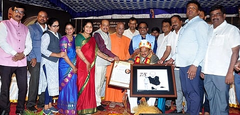 ಮಂಡ್ಯ ನಗರದ ವಕೀಲರ ಸಂಘದಲ್ಲಿ ಆಯೋಜಿಸಿದ್ದ ಕಾರ್ಯಕ್ರಮದಲ್ಲಿ ಮಾಜಿ ಶಾಸಕ ಎಂ.ಶ್ರೀನಿವಾಸ್ ಅವರನ್ನು ಅಭಿನಂದಿಸಲಾಯಿತು.