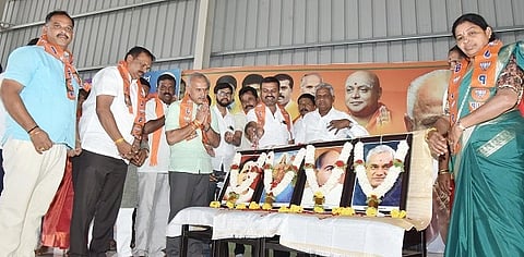 ತುಮಕೂರು ಗ್ರಾಮಾಂತರ ಬಿಜೆಪಿ ಕಾರ್ಯಾಲಯದಲ್ಲಿ  ಮಾಜಿ ಪ್ರಧಾನಿ ವಾಜಪೇಯಿ ಅವರ 101ನೇ ಜನ್ಮದಿನದ ಅಂಗವಾಗಿ  ಹಮ್ಮಿಕೊಂಡಿದ್ದ ಅಟಲ್​ ಸ್ಮೃತಿ ದಿವಸ್​ ಕಾರ್ಯಕ್ರಮದಲ್ಲಿ ಸುರೇಶಗೌಡ ಭಾರತಮಾತಾ, ವಾಜಪೇಯಿ ಭಾವಚಿತ್ರಕ್ಕೆ ಪುಷ್ಪನಮನ ಸಲ್ಲಿಸಿದರು. ಎಚ್​.ಎಸ್​.ರವಿಶಂಕರ್​, ವೈ.ಎಚ್​.ಹುಚ್ಚಯ್ಯ, ರಾಜಶೇಖರ್​, ಸುಮಿತ್ರಮ್ಮ, ನರಸಿಂಹಮೂರ್ತಿ, ಸಿದ್ದೇಗೌಡ ಮತ್ತಿತರರು ಇದ್ದರು. 