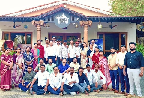 ಬೀದರ್​ ತಾಲೂಕಿನ ಕಾಡವಾದ ಸಮೀಪದ ವಿಂಟೇಜ್​ ರಿಟ್ರೀಟ್​ ಸಭಾಂಗಣದಲ್ಲಿ ಅಲಿಯಂಬರ್​ ಸರ್ಕಾರಿ ಪ್ರೌಢಶಾಲೆಯ ಹಳೆಯ ವಿದ್ಯಾರ್ಥಿಗಳ ಸ್ನೇಹ ಸಮ್ಮಿಲನ ಕಾರ್ಯಕ್ರಮ ನಡೆಯಿತು. ಸಾಗರ್​ ಪಡಸಲೆ, ದಿಲೀಪ್​ ರಾಯಗೊಂಡೆ, ಮನ್ಮಥ್​ ಮಡಿವಾಳ ಇತರರಿದ್ದರು.