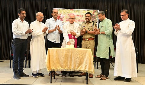 ಉಡುಪಿಯ ಕ್ರೈಸ್ತ ಧರ್ಮಪ್ರಾಂತ್ಯ ಆಯೋಜಿಸಿದ್ದ ಕ್ರಿಸ್ಮಸ್​ ಸ್ನೇಹ ಕೂಟವನ್ನು ಡಾ.ಜೆರಾಲ್ಡ್​ ಐಸಾಕ್​ ಲೋಬೊ ಉದ್ಘಾಟಿಸಿದರು. ಹರಿರಾಂ ಶಂಕರ್​, ಅನಿಲ್​ ಲೋಬೊ, ಸು.ಜಿ. ಕುರ್ಯ, ಡೆನಿಸ್​ ಡೆಸಾ, ಮೊನ್ಸಿಂಜ್ಞೊರ್​ ಫರ್ಡಿನಾಂಡ್​ ಗೊನ್ಸಾಲ್ವಿಸ್​, ಸ್ಟೀವನ್​ ಡಿಸೋಜಾ, ಮೈಕಲ್​ ರೊಡ್ರಿಗಸ್​ ಇದ್ದರು.