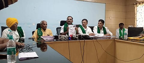 mrbc ಹುಬ್ಬಳ್ಳಿಯಲ್ಲಿ ಮಂಗಳವಾರ ಮಲಪ್ರಭಾ ಕಾಲುವೆ ಪುನಃ ನವೀಕರಣ ಕಾಮಗಾರಿ ಅವ್ಯವಹಾರ ಕುರಿತ ದಾಖಲೆ ಬಿಡುಗಡೆ ಮಾಡಿದ ರೈತ ಸೇನಾ ಅಧ್ಯಕ್ಷ ವೀರೇಶ ಸೊಬರದಮಠ. ಗುರು ರಾಯನಗೌಡ್ರ, ಶಿವಪ್ಪ ಹೊರಕೇರಿ, ಕರ್ಜಗಿಮಠ, ಅಶೋಕ ಸಾತಣ್ಣವರ ಇತರರು ಇದ್ದರು.
