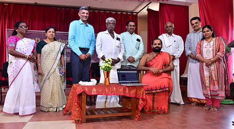 ಉಡುಪಿಯ ಸೌತ್​ ಶಾಲೆಯಲ್ಲಿ ವಿಶ್ವವಲ್ಲಭ ತೀರ್ಥ ಸ್ವಾಮೀಜಿ ವೆಬ್​ಸೈಟ್​ ಉದ್ಘಾಟಿಸಿದರು. ಡಾ. ಅಶೋಕ್​ ಕಾಮತ್​, ಗಣೇಶ್​ ಶೇಟ್​, ಡಾ. ವಿರೂಪಾಕ್ಷ, ರಮೇಶ್​ ಹೆಗ್ಡೆ, ನಾಗೇಶ್​ ವಿ. ಪ್ರಭು,  ಕುಸುಮಾ, ಪೂರ್ಣಿಮಾ ಇತರರಿದ್ದರು.